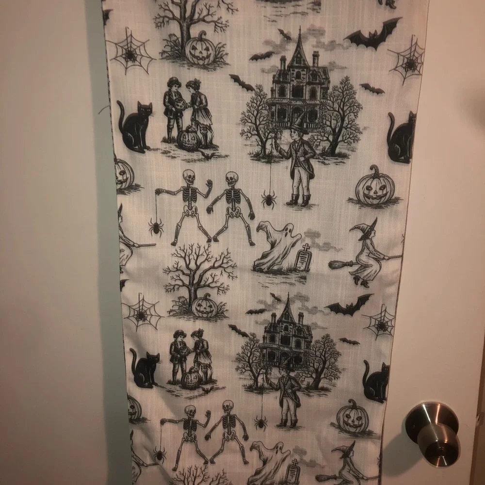 👻 Halloween Decorative Table Runner - Black & White